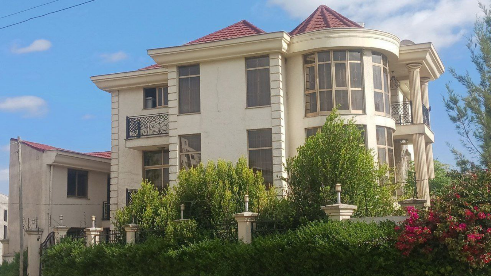 🚨 Urgent Sale – Ultra-Modern G+3 House in Ayat! 🚨